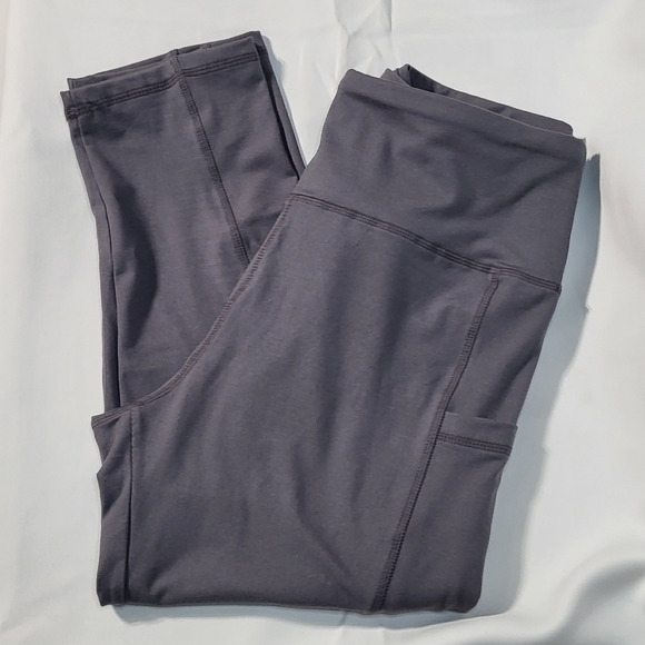 Women's Gray High-Waisted NWOT Capri Leggings Size Medium - Picture 4 of 7
